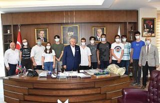 Başkan Sarı, YKS’de başarılı olan öğrencileri...
