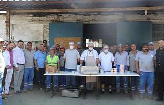 Başkan yardımcılarından belediye personeline aşure...