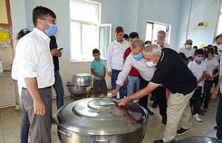 Başkanlar ve milletvekili aşure kazanının kapağını...