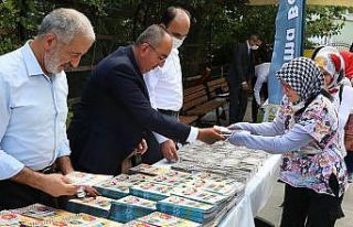 Başkanlardan miniklere namaz ve dua kitabı hediyesi