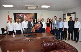 Baybatur önce başkanları tebrik etti, sonra gençlerle...