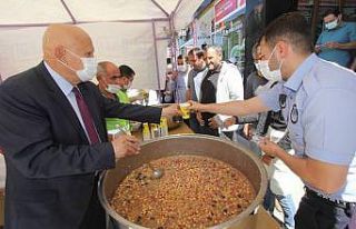 Bayburt’ta aşure dağıtımı