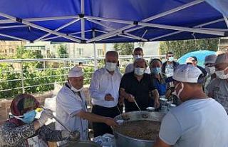 Bayırköy’de aşure dağıtıldı