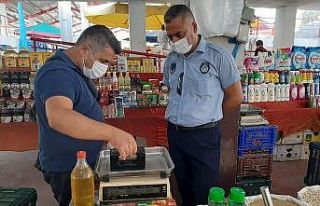 Bayraklı’da pazarcılara terazi ayarı denetimi