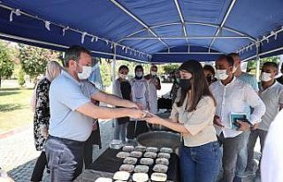 Belediyede aşure dağıtıldı
