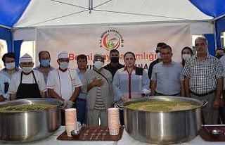 Besni ilçesinde vatandaşlara aşure ikram edildi