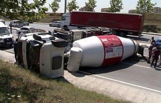 Beton yüklü mikser otomobile çarpıp otoyola devrildi:...
