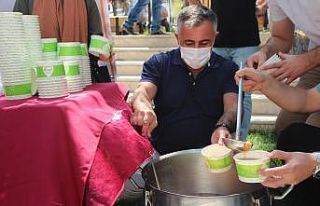 Bilecik’te AK Parti tarafından vatandaşlara aşure...