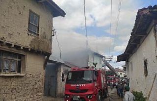Bilecik’te korkutan yangın, 2 ev 1 ağır 1 samanlık...