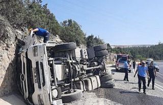 Bilecik’te virajı alamayan tır devrildi