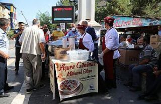 Bingöl Belediyesinden vatandaşlara aşure ikramı