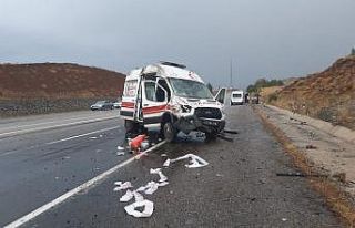 Bingöl’de ambulans kaza yaptı: 3 yaralı