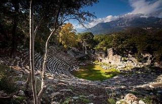 Birçok medeniyete ev sahipliği yapan Phaselis ziyaretçilerini...