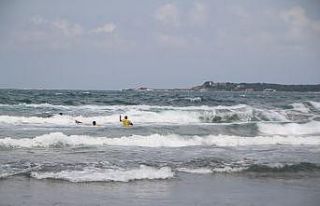 Boğulma tehlikesi geçiren 130 kişi hayata tutundu