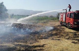 Boş arazide örtü yangını büyümeden kontrol...