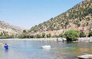 Botan Çayı’nda mahsur kalan 2 balıkçı kurtarıldı