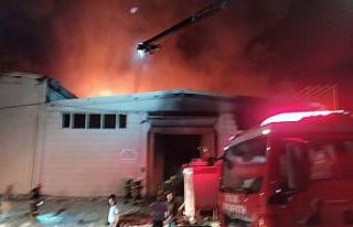 Boya fabrikasında çıkan dev yangın kontrol altına...