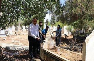 Bozova’da mezarlıkların bakımı yapıldı