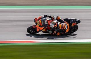 Brad Binder ıslak zeminde kuru lastiklerle yarış...