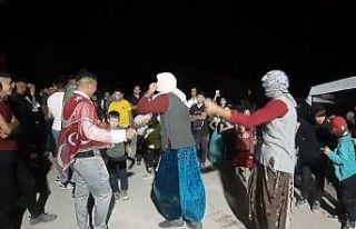 Bu düğün geleneği hem şaşırtıyor hem güldürüyor