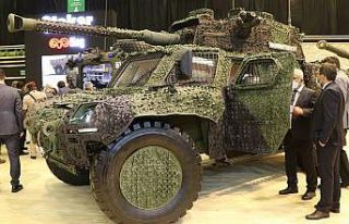 Bu zırhlı araç hem düz hem de yan yan gidiyor