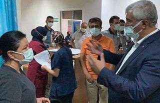Burdur Devlet Hastanesinde sağlık çalışanları...