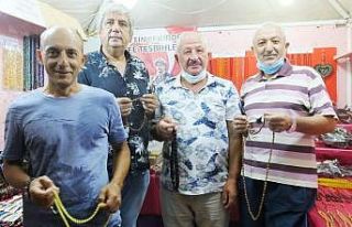 Burhaniye’de zeytin çekirdeği tespihler ilgi gördü