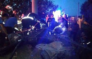 Bursa’da direğe çarpan araç parçalandı: 1 ölü