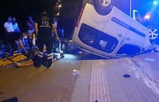 Bursa’da hafif ticari araç takla attı: 2 yaralı