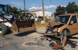 Bursa’da kepçe ile hafif ticari araç çarpıştı:...