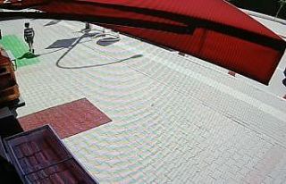 Bursa’da masanın üzerinde duran sigara ve cep...