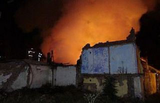 Bursa’da metruk bina alev alev yandı