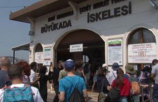 Büyükada İskelesi’ndeki yoğunluk havadan görüntülendi