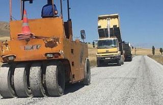 Büyükşehirden kırsal mahalle yollarına hizmet...