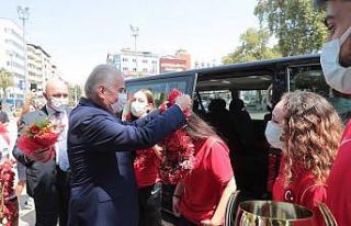 Büyükşehirin altın kızları çiçeklerle karşılandı