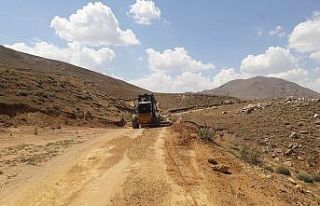 Çaldıran’da selden dolayı bozulan tarımsal arazi...