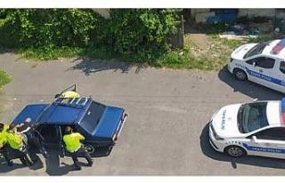 Çalıntı araçla kaçmaya çalışan şüpheliyi...