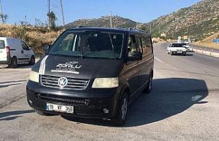Çalıntı minibüsteki şüpheli aracı bırakarak...