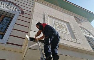 Caminin dış kaplamasına sıkışan yavru kediyi...