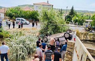 Çarpışan araçlardan biri ikamet bahçesine daldı