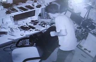 Çekmecede telefonları gören hırsız hangisini...