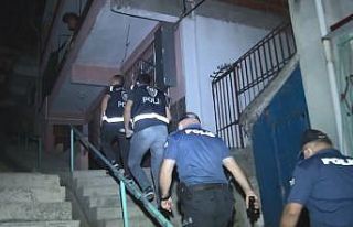 Çeşitli suçlardan aranan 16 kişi şafak operasyonunda...