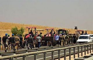 Çiftçiler karayolunu traktörlerle trafiğe kapattı