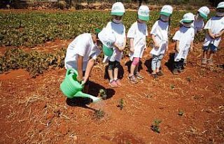 Çocuklar, Antalya Orman Çiftliğinde fidanları...