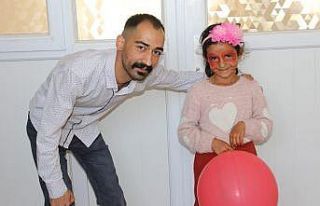 Çocuklar için engelleri aşıp köy köy geziyor