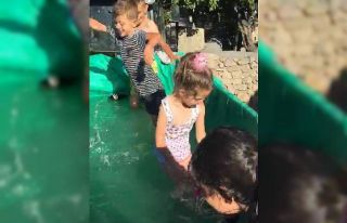 Çocukların römorkta havuz keyfi