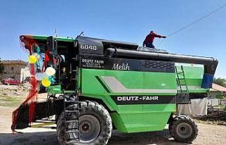 Çocukluk hayalini gerçekleştirdi, biçerdöveri...