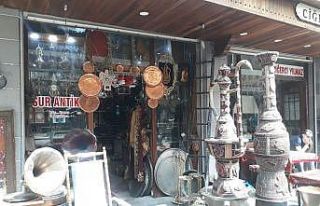 Çocukluktan gelen eski eşya biriktirme hobisi onu...
