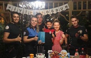 Çok sevdiği polisler, doğum gününde yalnız bırakmadı