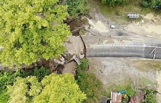 Çöken yola düşen iki araçtaki 12 kişi camlardan...